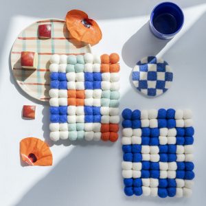 Dessous de plant en laine rectangle - damier corail et bleu electrique